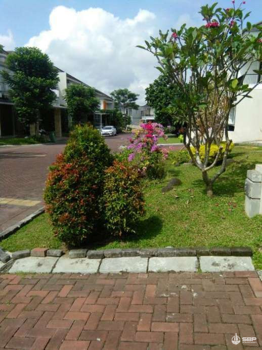 Rumah Mewah Cantik Istimewa Perum Greenhills Utara UGM-6