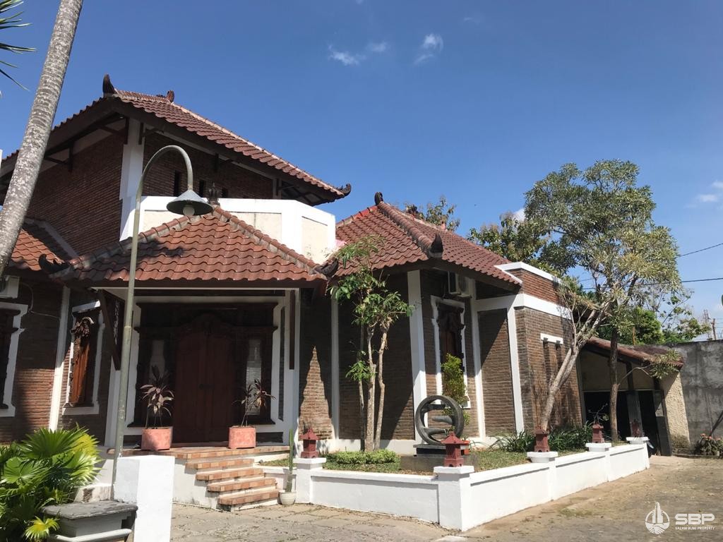 Rumah Etnik Kolam Renang Perum dkt Hartono Mall, RS JIH, AMIKOM, UPN-2