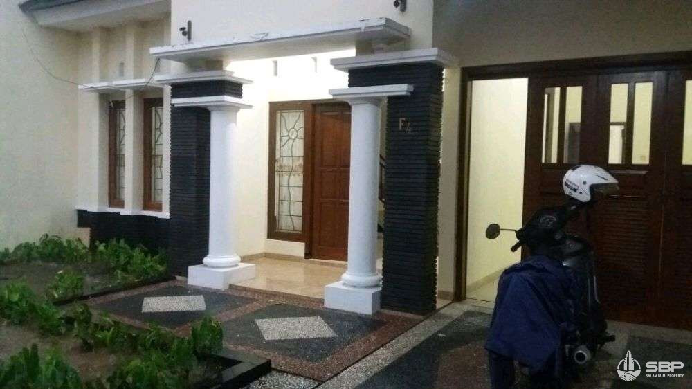 Rumah Minimalis Strategis 2 Lantai Utara UGM - 5 Kamar Tidur, Harga Terjangkau!-1