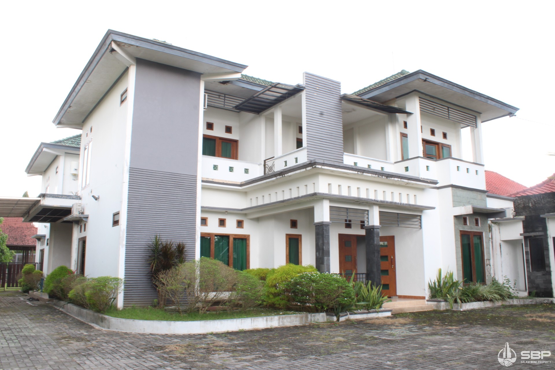 Dijual Rumah Mewah + Kolam renang pribadi di area Maguwo Yogyakarta-1